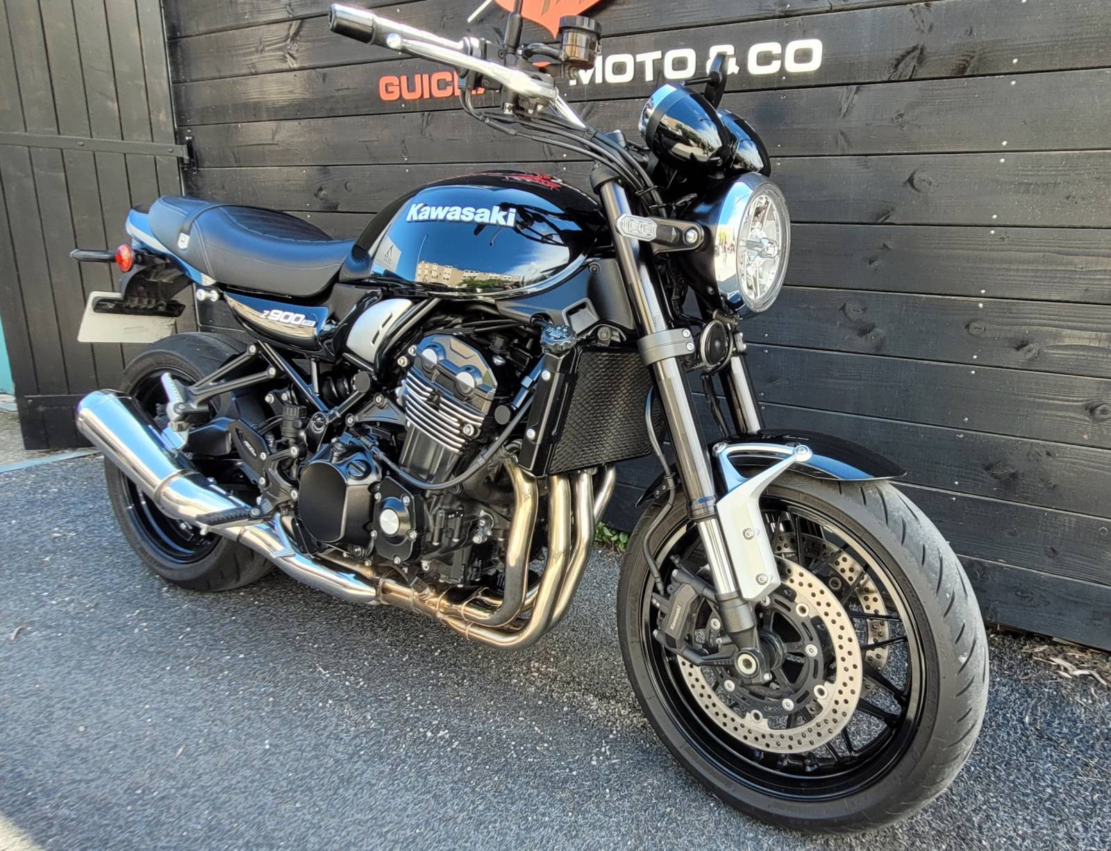 MOTO NOIR PEU KILOMÉTRÉ 