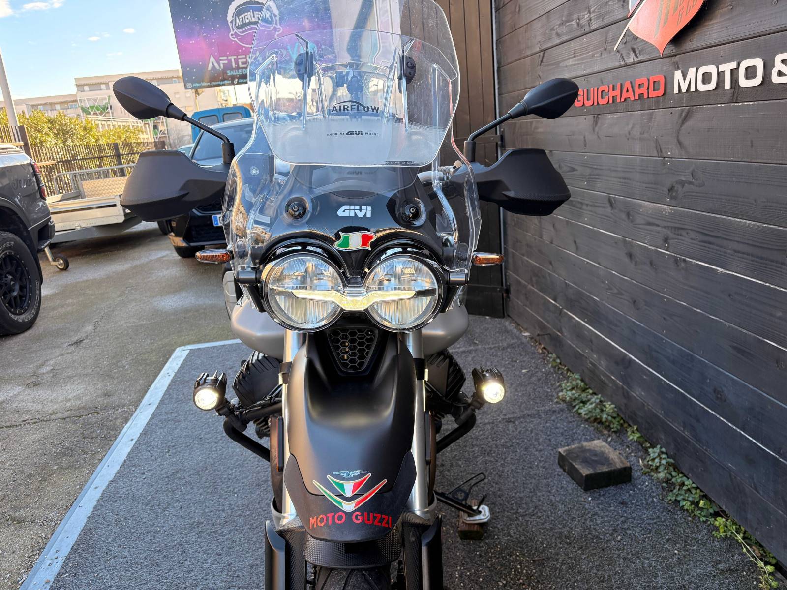 Moto Guzzi V85TT - 2022 rabaissée + amortisseurs SHOCK FACTORY proche Montpellier