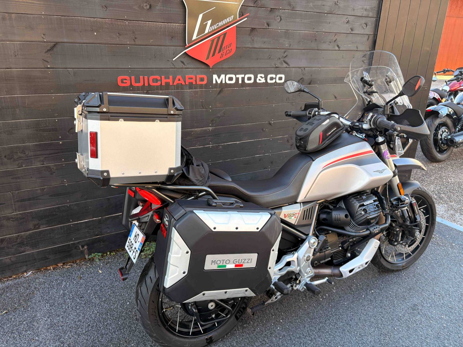 Moto Guzzi V85TT - 2022 rabaissée + amortisseurs SHOCK FACTORY proche Montpellier