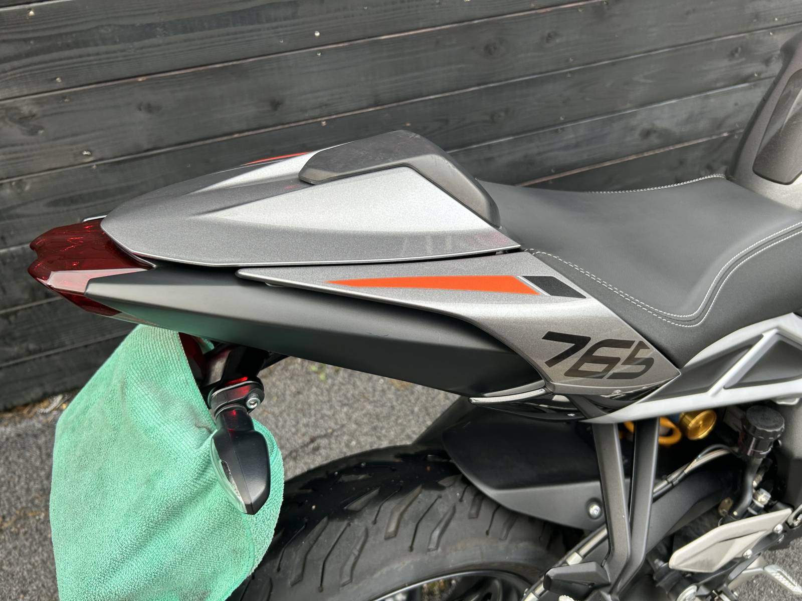 Triumph Street Triple 765 Occasion à saisir Montpellier Capot de selle  proche Sète