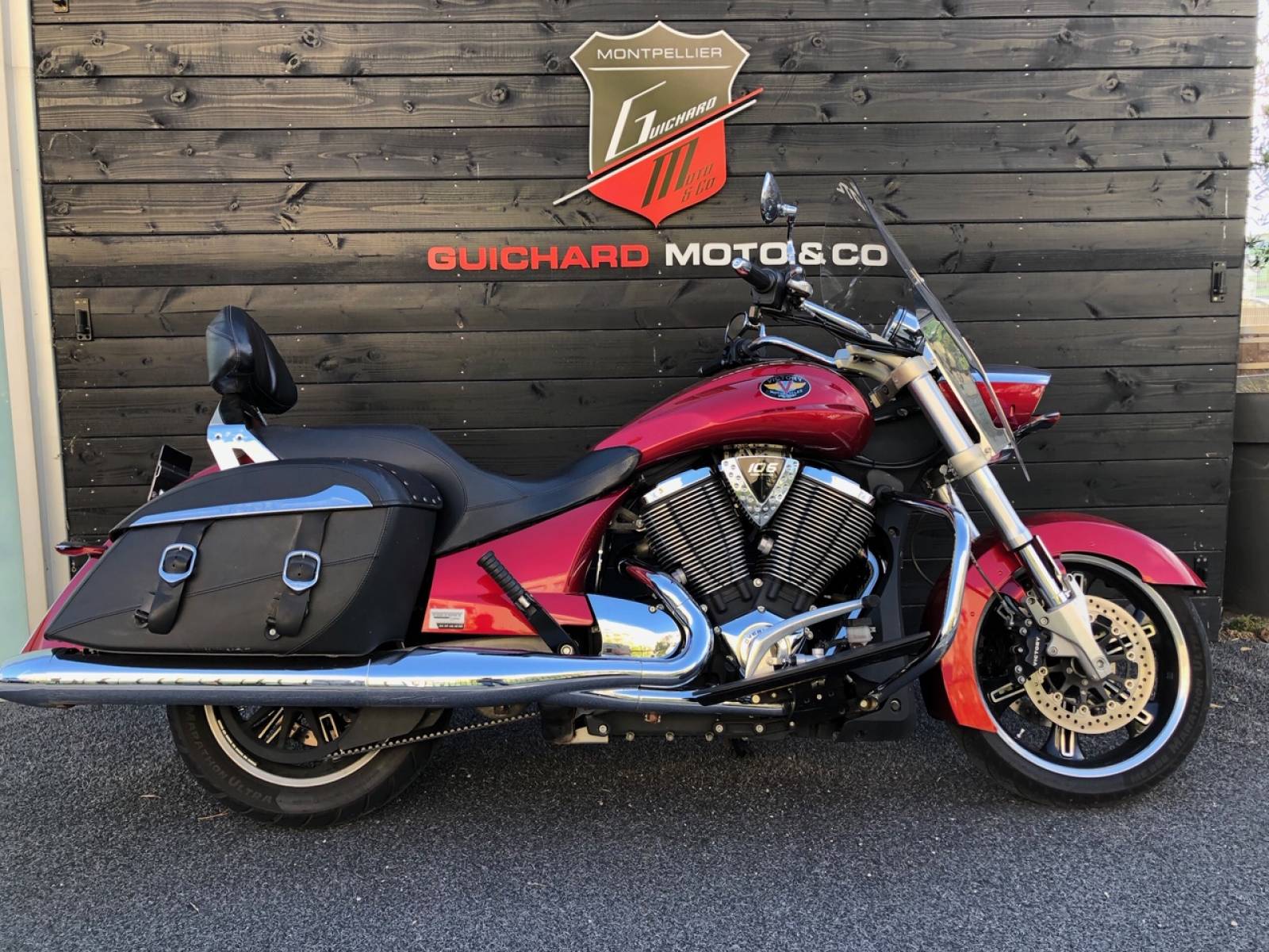 VICTORY CROSS ROADS STANDARD ROUGE D'OCCASION CHEZ GUICHARD MOTO CONCESSIONNAIRE INDIAN MOTORCYCLE A MONTPELLIER