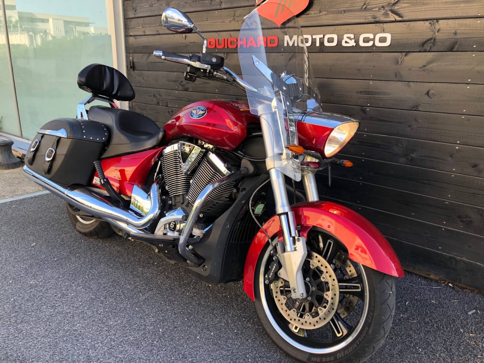 VICTORY CROSS ROADS STANDARD ROUGE D'OCCASION CHEZ GUICHARD MOTO CONCESSIONNAIRE INDIAN MOTORCYCLE A MONTPELLIER