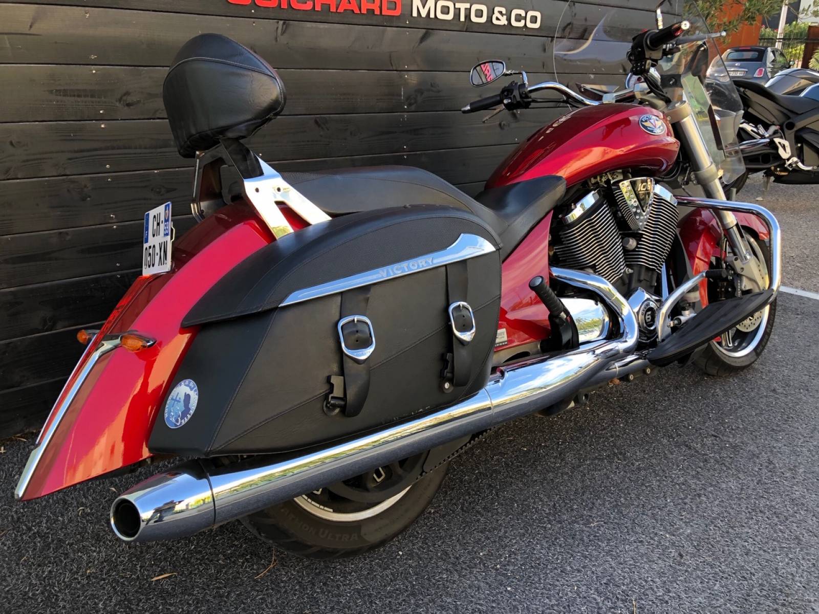 VICTORY CROSS ROADS STANDARD ROUGE D'OCCASION CHEZ GUICHARD MOTO CONCESSIONNAIRE INDIAN MOTORCYCLE A MONTPELLIER