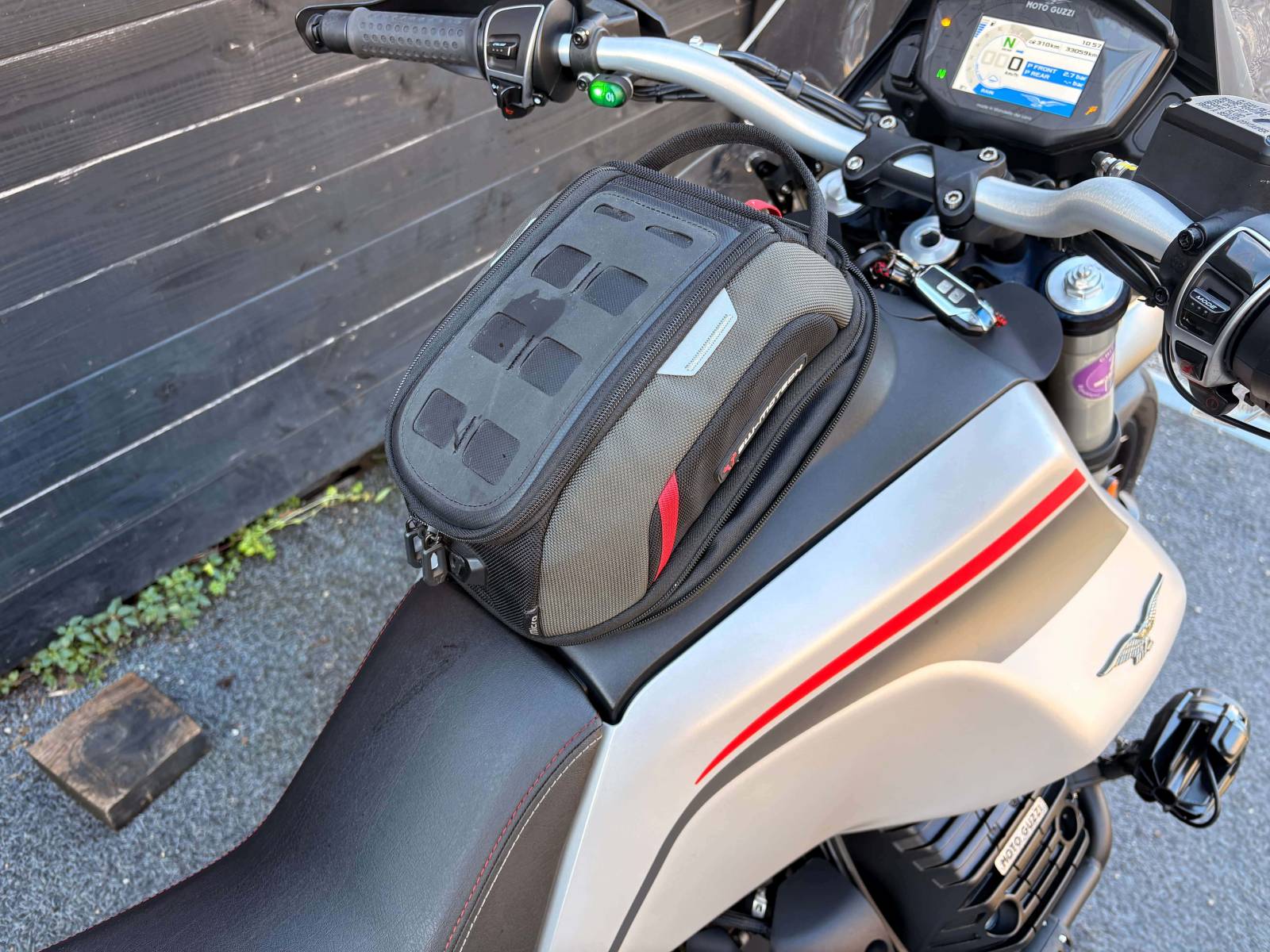 Moto Guzzi V85TT - 2022 rabaissée + amortisseurs SHOCK FACTORY proche Montpellier