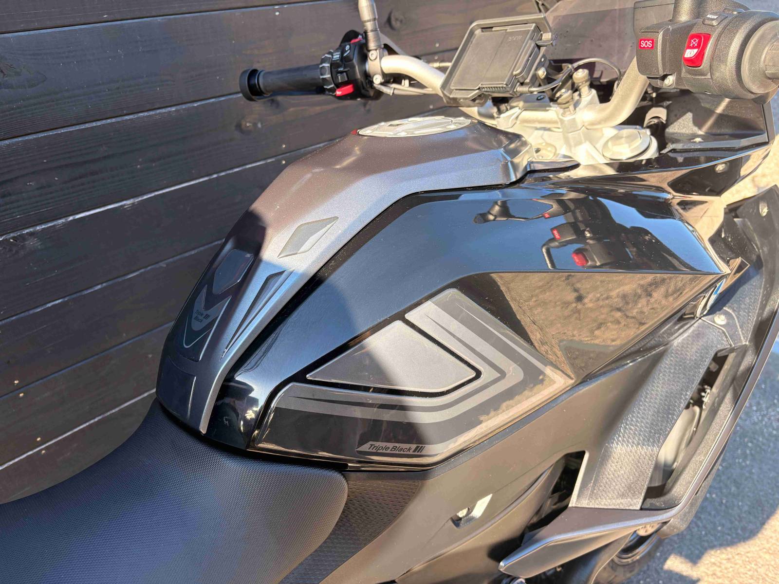 BMW F 900 XR – 2023 – Triple Black protection de réservoir moto à saisir sur Montpellier