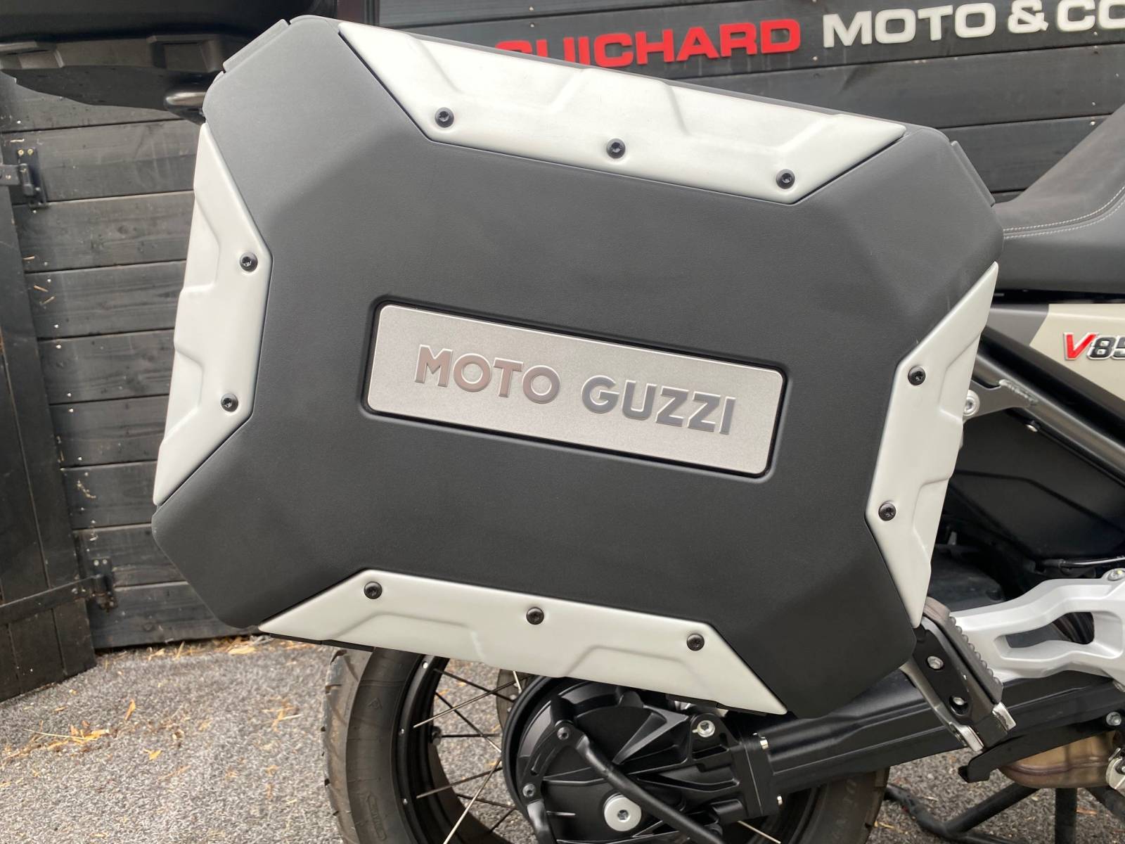 Est-ce que cette moto est adaptée aux longs trajets duo ?