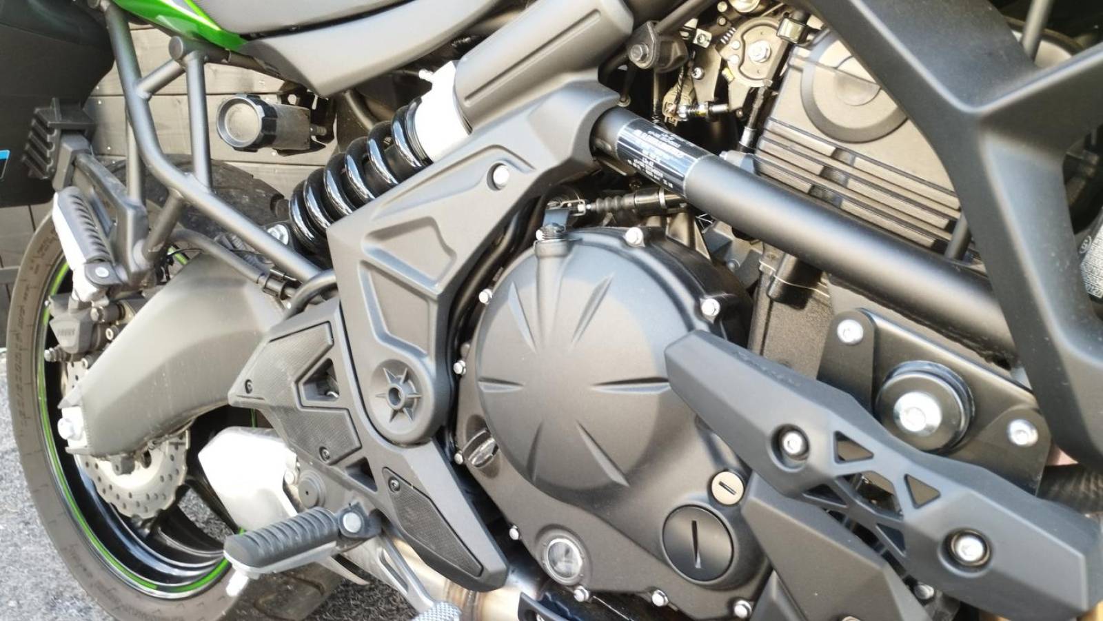 détail moteur d'une moto  Kawasaki Versys 650 occasion Arles proche de Nîmes