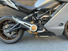 détail moteur d'une moto électrique 