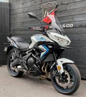 Peut-on monter un top case ou des valises latérales sur ce modèle ?